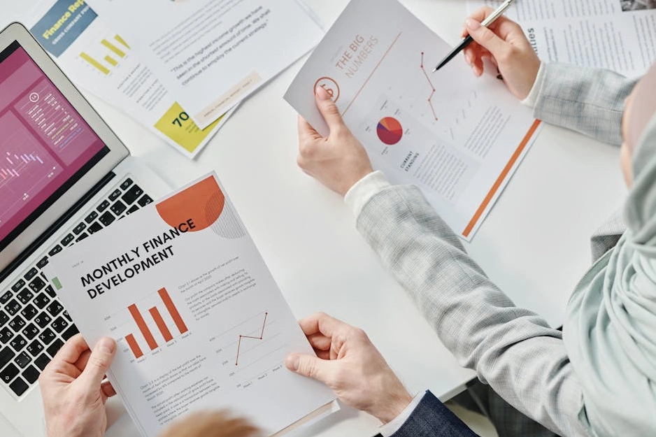 Ein Zertifikat der BaFin-Regulierung neben einem Paragraphen-Symbol.